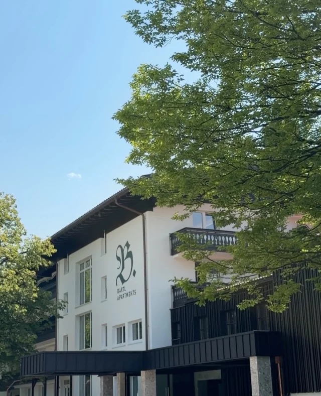 200 Jahre Familiengeschichte am Tegernsee – und seit diesem Monat um ein neues Kapitel reicher. Die Bartl Apartments sind eröffnet.

Für Coming Home war es ein besonderes Projekt, das Interior dieses Hauses mit rund 7.000 m² neu zu interpretieren und zu entwerfen. Den Charakter des Hauses herauszuarbeiten und für jedes Detail die passenden Materialien auszuwählen.

Das gezeigte Musterzimmer spiegelt den gestalterischen Ansatz des gesamten Projekts wider. Inspiriert von der Naturverbundenheit der Familie und ihrer Liebe zur Jagd entstand eine zeitlose, elegante und authentische Atmosphäre. 

Die Tapete von Holland & Sherry wurde für dieses Projekt individuell auf das Gestaltungskonzept abgestimmt. In Kombination mit Loden, natürlichen Materialien und dem sorgfältig aufgearbeiteten Marmor, verbindet das Interior die Geschichte des Hauses mit einer zeitlosen Interpretation und einem kompromisslosen Anspruch an Qualität.

Unser Anspruch war es, Räume zu schaffen, die Tradition und Gegenwart harmonisch miteinander verbinden – zeitlos, elegant und authentisch. Höchste Qualität, ehrliche Materialien und handwerkliche Präzision standen dabei stets im Mittelpunkt.

Wir sind stolz das Projekt endlich teilen zu können 🫶 #cominghomeinterieur